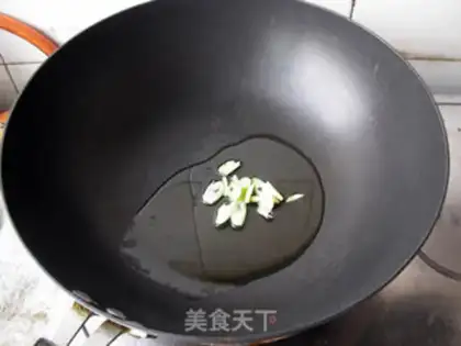 Make Tomato fried eggs step 1