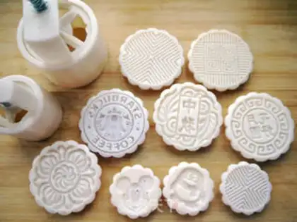 Make A wide moon cake step 0