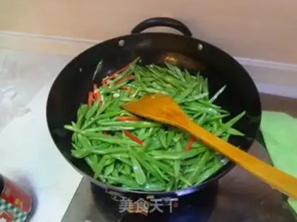Make Four seasons of bean fried meat step 1