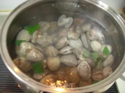 Make Hot sauce pop clams step 1