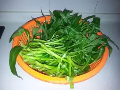 Make Garlic peppers and curry pastries step 1