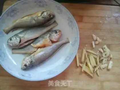 Make Cleaning up onions, little butterfish step 1