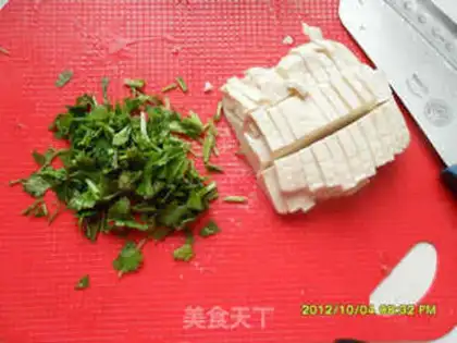 Make Cream shrimp tofu soup step 1