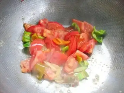 Make Spicy tomato fried eggs step 4