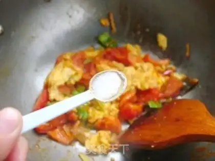 Make Spicy tomato fried eggs step 7