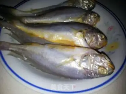 Make Fried wild, yellow peanutfish step 1