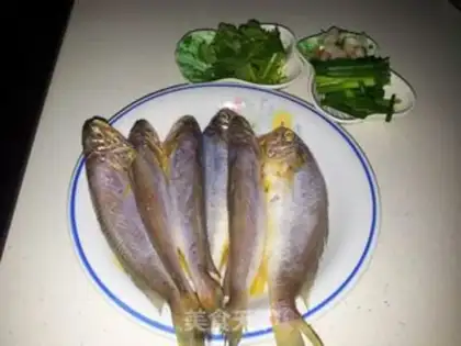 Make Fried wild, yellow peanutfish step 2