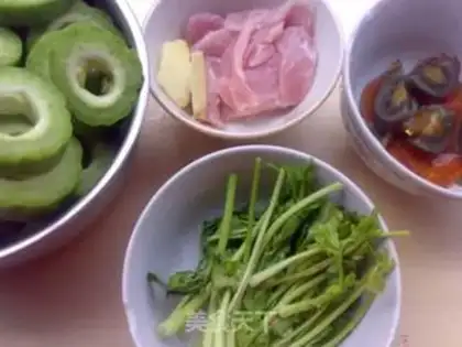 Make Suffering melons, eggs, fish soup step 1