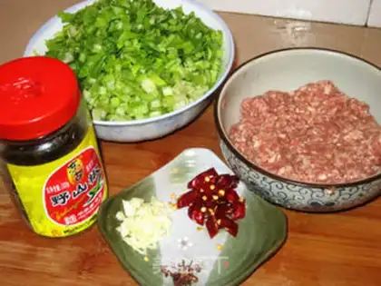 Make Wild peppers are fried beef step 0