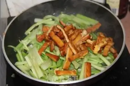 Make Cricket fried eggs step 3