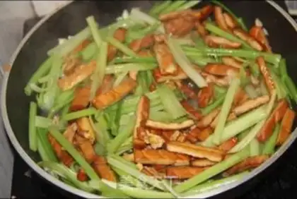 Make Cricket fried eggs step 4