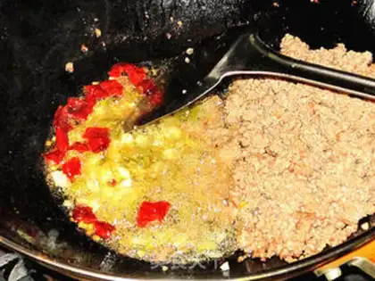 Make Wild peppers are fried beef step 4