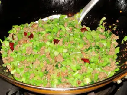 Make Wild peppers are fried beef step 5