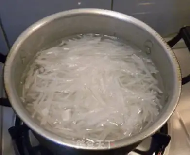Make Shrimp radish soup step 2