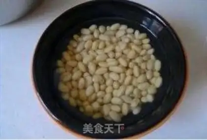 Make Soybeans, pig feet step 1