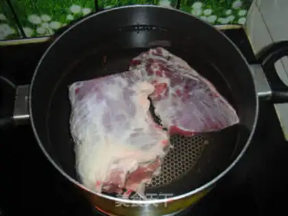 Make Spicy sauce with beef step 1