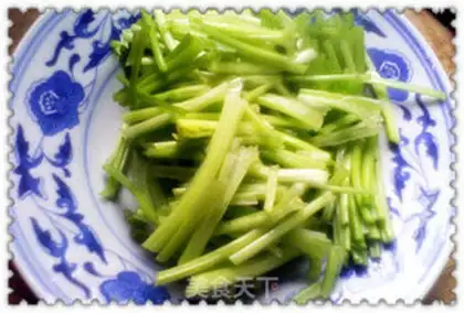 Make Celery fried dry step 0