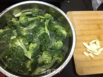 Make Garlic broccoli step 1