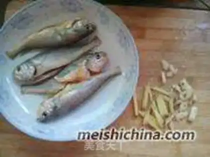 Make Cleaning up onions, little butterfish step 1