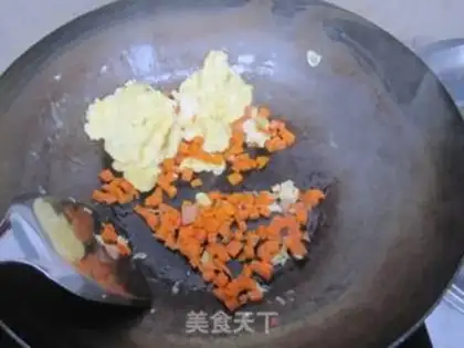 Make Yangzhou fried rice step 4