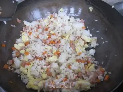 Make Yangzhou fried rice step 7