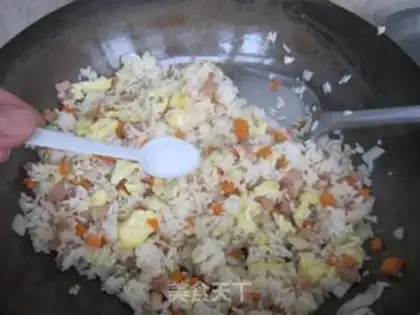 Make Yangzhou fried rice step 9