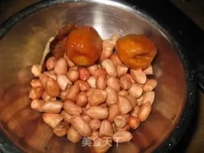 Make Pumpkin peanut pig soup step 1