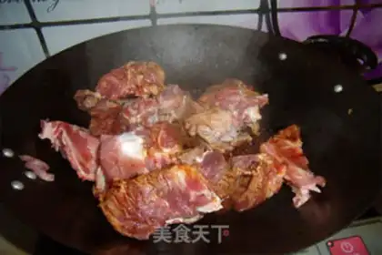 Make Potatoes made of red-burned ribs step 1