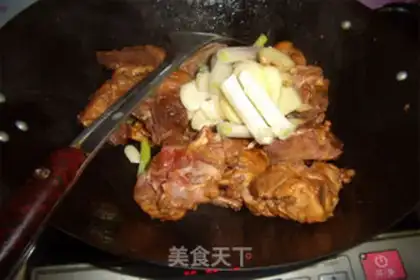 Make Potatoes made of red-burned ribs step 2