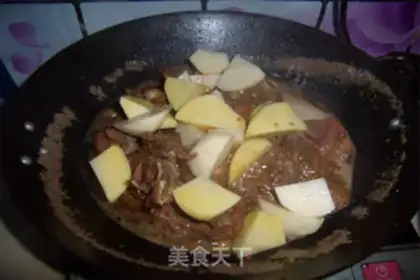 Make Potatoes made of red-burned ribs step 6
