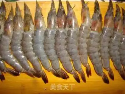 Make A garlic fan with a shrimp back step 1