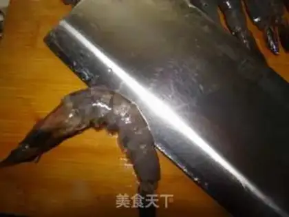 Make A garlic fan with a shrimp back step 2