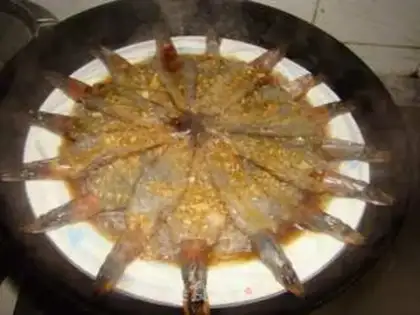 Make A garlic fan with a shrimp back step 7