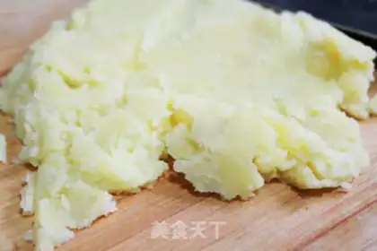 Make Potato mashed shrimp balls step 2