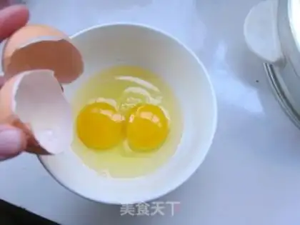 Make Onion-nutrient eggcake step 1