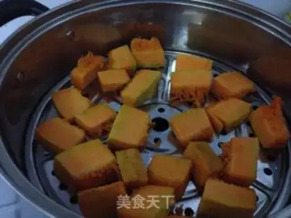 Make Pumpkin black and sesame soup step 1