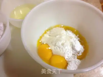 Make Heart-shaped strawberry snowcake step 1