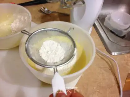 Make Heart-shaped strawberry snowcake step 3