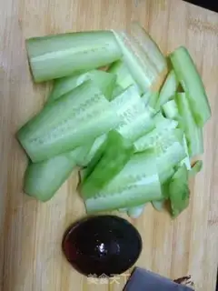 Make cucumber omelet soup step 1