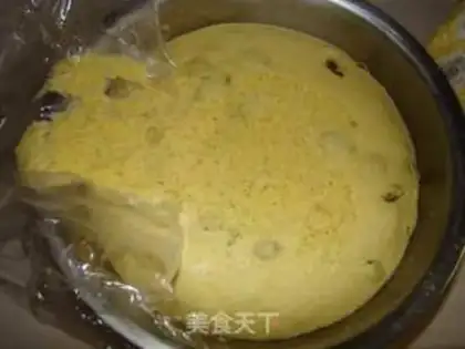 Make A pheasant yellow-faced bun step 2