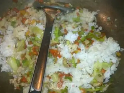 Make Yangzhou fried rice step 7