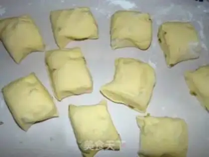 Make A pheasant yellow-faced bun step 3