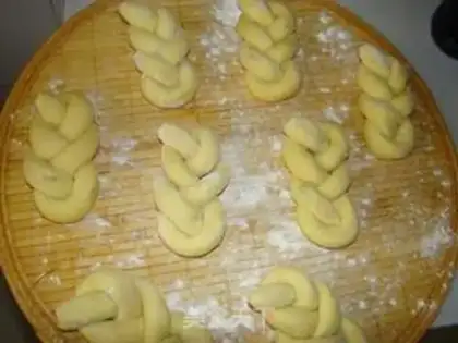 Make A pheasant yellow-faced bun step 9