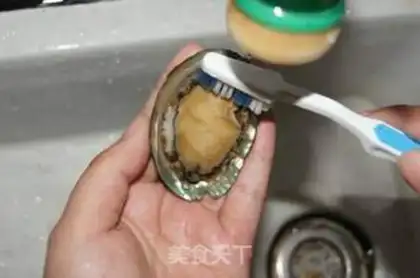 Make Frozen rib abalone soup step 1