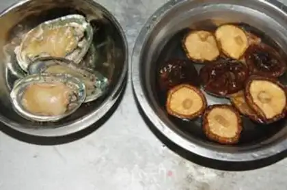 Make Frozen rib abalone soup step 2