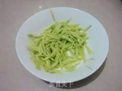 Make cucumber onion eggcake step 1