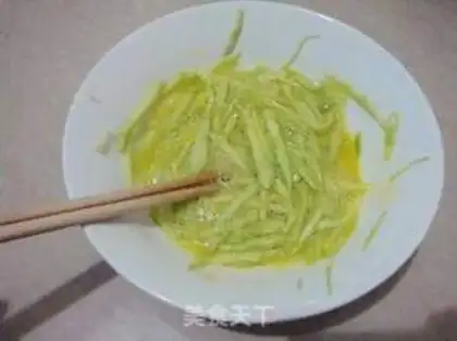 Make cucumber onion eggcake step 3
