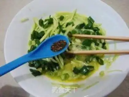 Make cucumber onion eggcake step 4