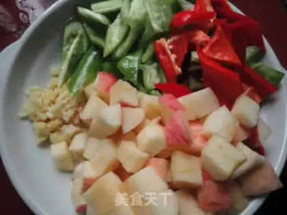 Make Twin pepper apple chicken step 1