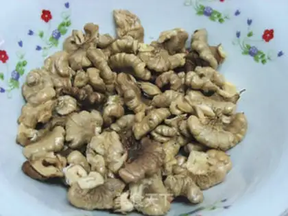 Make Microwave amber walnuts step 1